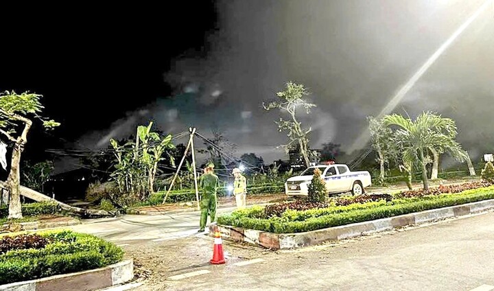 Vướng dây cáp sà xuống đường, nguyên chủ tịch xã ở Nghệ An tử vong Lực lượng Công an khám nghiệm hiện trường vụ tai nạn.