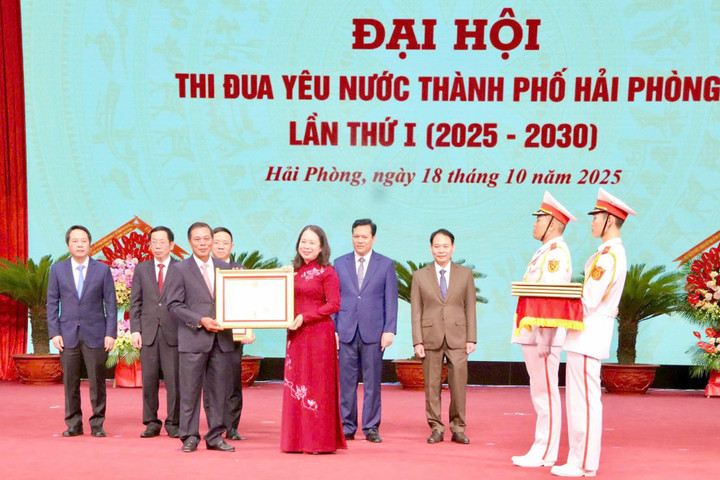 Ông Nguyễn Văn Tùng - Nguyên Chủ tịch UBND TP Hải Phòng (cũ) được trao trặng Huân chương Độc lập hạng Ba của Chủ tịch nước.