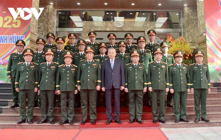 Tổng Bí thư chụp ảnh lưu niệm cùng các tướng lĩnh Tổng cục II.