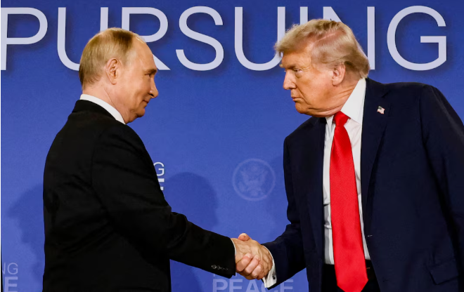 Tổng thống Mỹ Donald Trump và Tổng thống Nga Vladimir Putin bắt tay nhau trong buổi họp báo sau cuộc gặp để đàm phán chấm dứt xung đột ở Ukraine, tại căn cứ chung Elmendorf-Richardson, ở Anchorage, Alaska, Mỹ, ngày 15/8. (Ảnh: Reuters)