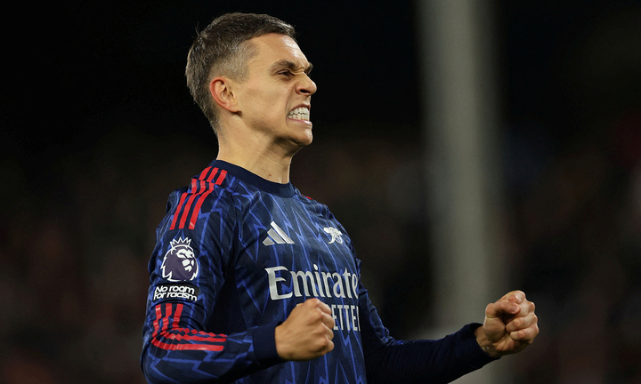 Arsenal tiếp tục đứng đầu bảng xếp hạng.