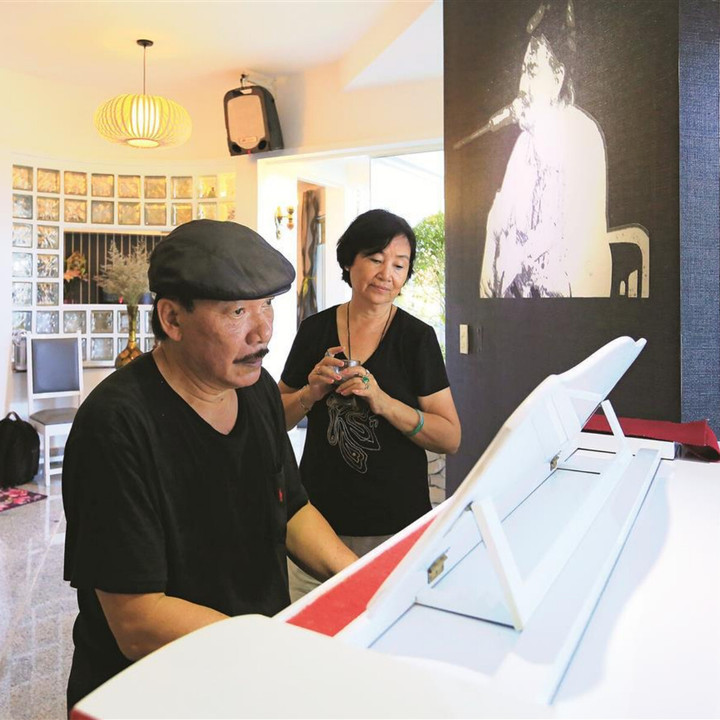 Vợ chồng nhạc sĩ Trần Tiến đàn - hát mỗi ngày trong ngôi nhà có view biển ở Vũng Tàu.