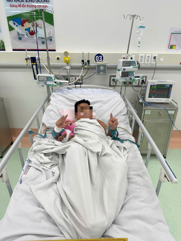 Bé trai 7 tuổi bị sốt xuất huyết nặng được cứu sống ngoạn mục sau 3 tuần hồi sức