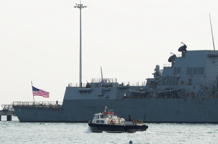 Khu trục hạm USS Sampson của Mỹ xuất hiện gần kênh đào Panama, phản ánh sự hiện diện ngày càng lớn của lực lượng Mỹ tại vùng nam Caribê. Ảnh: Reuters