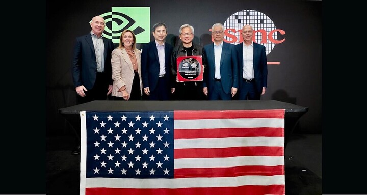 CEO Nvidia Jensen Huang cùng đại diện TSMC tại lễ công bố tấm wafer Blackwell đầu tiên sản xuất tại Mỹ. (Nguồn: Nvidia)