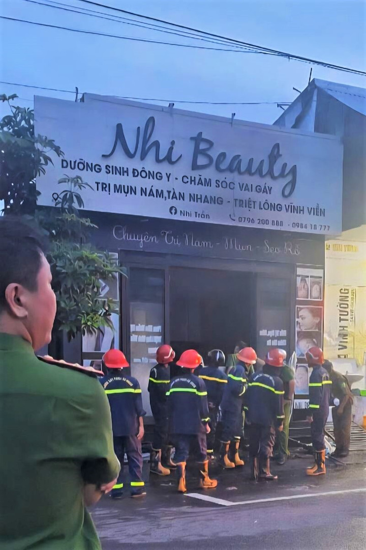 Ngôi nhà kiêm cơ sở kinh doanh của gia đình ông Nguyễn Bá C, nơi xảy ra vụ việc. (Ảnh: TTXVN phát)