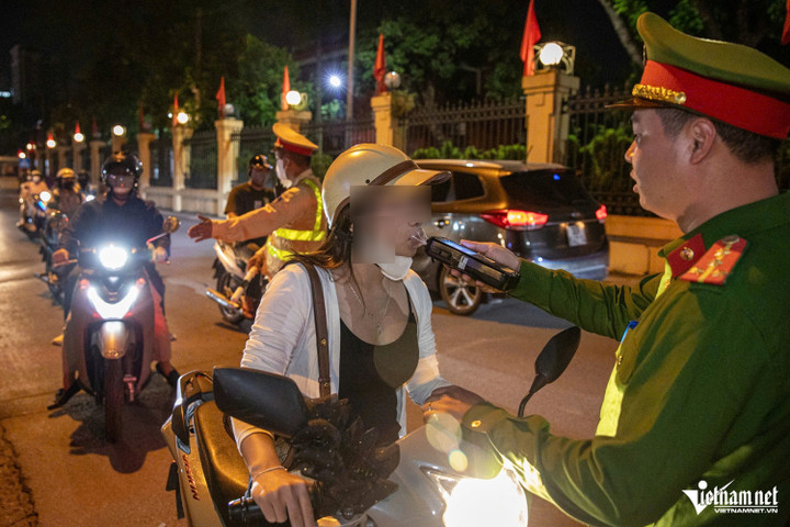 Đội CSGT đường bộ số 6 (Phòng CSGT Công an Hà Nội) kiểm tra nồng độ cồn. (Ảnh: Đình Hiếu)