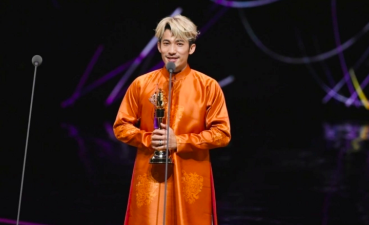 Liên Bỉnh Phát nhận giải "Nam diễn viên xuất sắc nhất" của giải thưởng Kim Chung, tối 18/10.