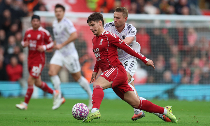 Liverpool tấn công nhiều ở cánh trái nhưng không hiệu quả. (Ảnh: Reuters)