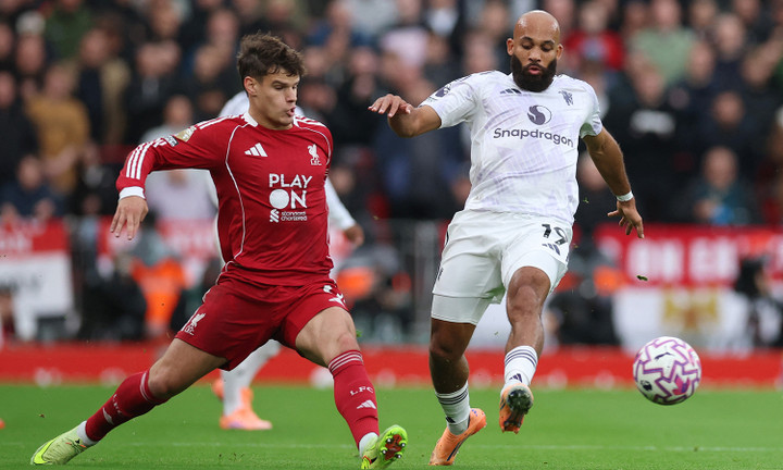 Hậu vệ Liverpool chơi không tốt. (Ảnh: Reuters)