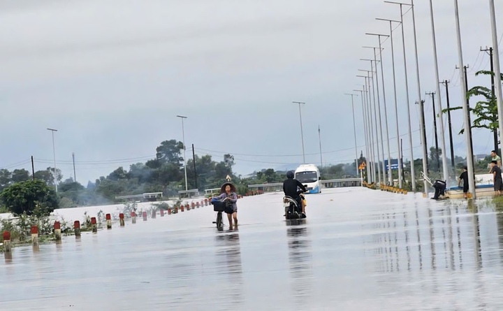 Đường thành sông khiến việc lưu thông của người dân vùng trũng TP Huế gặp nhiều khó khăn. (Ảnh: CTV)