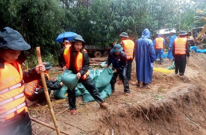 Gần 80 người được huy động để gia cố bờ sông ở Huế bị sạt lở do mưa lũ. (Ảnh: CTV)