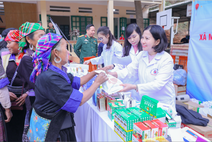 Dược sĩ Lê Thị Bình phát thuốc miễn phí cho người dân.