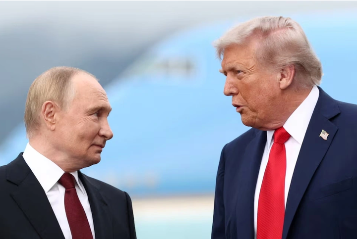 Tổng thống Mỹ Donald Trump và Tổng thống Nga Vladimir Putin tại căn cứ liên hợp Elmendorf-Richardson ở Anchorage, Alaska, ngày 15/8/2025. (Ảnh: Reuters)