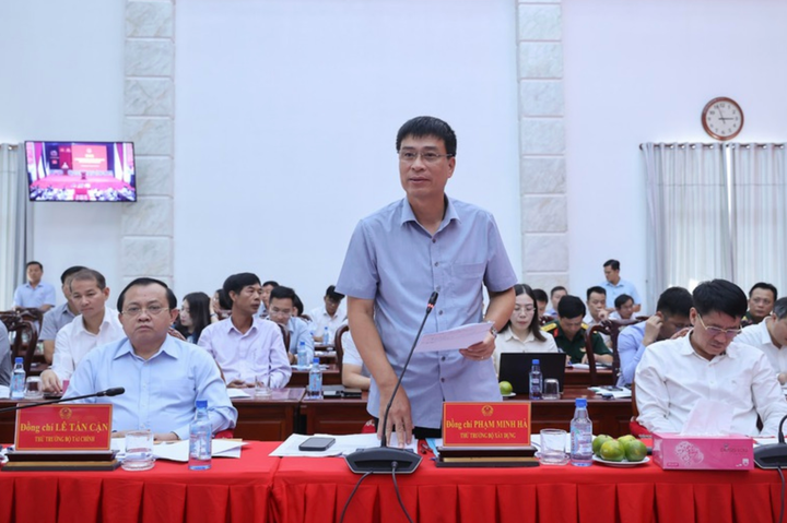 Thứ trưởng Bộ Xây dựng Phạm Minh Hà báo cáo tại hội nghị. (Ảnh: VGP/Nhật Bắc)