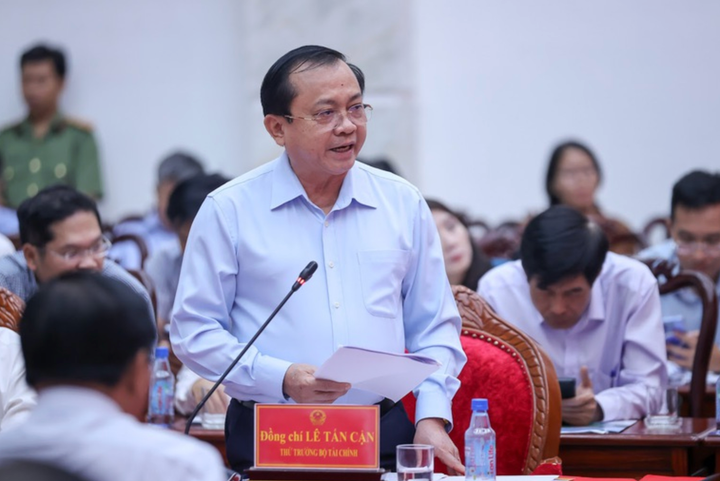 Thứ trưởng Bộ Tài chính Lê Tấn Cận báo cáo tại hội nghị. (Ảnh: VGP/Nhật Bắc)