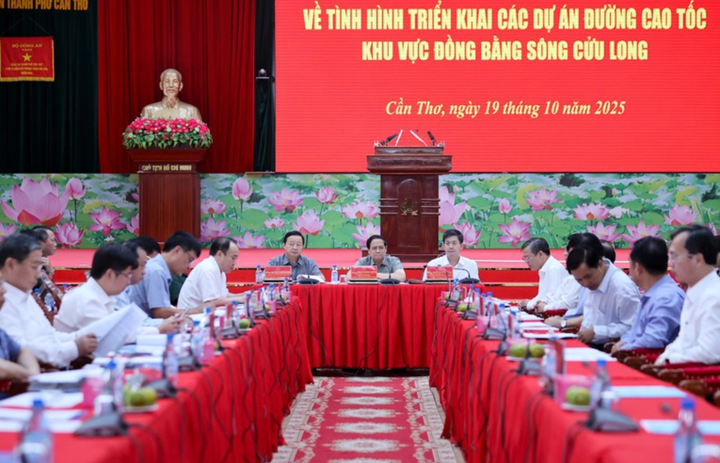 Thủ tướng Phạm Minh Chính chủ trì hội nghị về tình hình triển khai các dự án đường cao tốc khu vực ĐBSCL. (Ảnh: VGP/Nhật Bắc)