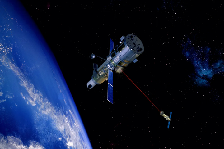 Satelita geostacjonarny transmituje sygnał. (Źródło: Getty Images)