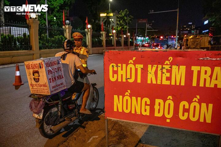 CSGT Hà Nội kiểm tra nồng độ cồn với tài xế xe máy.
