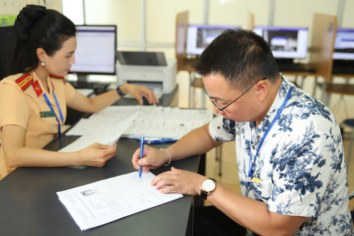 CSGT Hà Nội khuyến khích người dân đổi giấy phép lái xe sang thẻ nhựa PET.