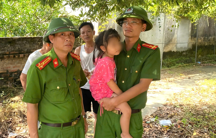 Cháu H được lực lượng chức năng giải cứu an toàn sau khi bị bố đẻ treo lên trần nhà. (Ảnh: Công an xã Nghĩa Phương).