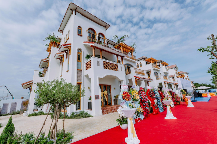 Các sản phẩm hoàn thiện mang đậm phong vị kiến trúc Iberia. (Ảnh: Minh Khánh)