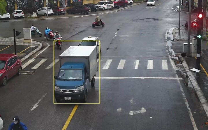 Xe ô tô lấn làn.