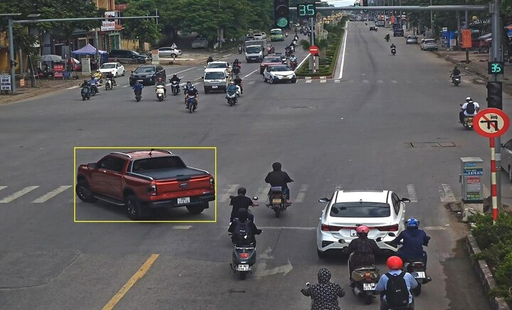 Ô tô rẽ trái tại nơi có biển cấm rẽ trái tại phường Bắc Giang, tỉnh Bắc Ninh.