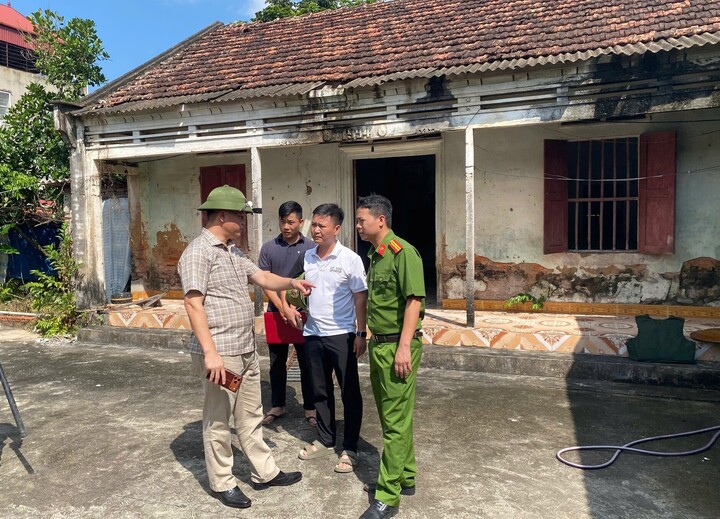 Đại tá Nguyễn Hữu Bình, Phó Giám đốc Công an tỉnh Bắc Ninh trực tiếp chỉ đạo các đơn vị nghiệp vụ giải cứu nạn nhân. (Ảnh: Công an xã Nghĩa Phương).