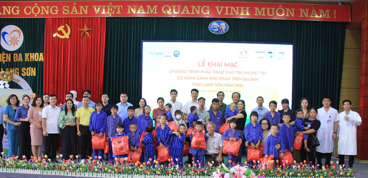 Lãnh đạo Sở Y tế tỉnh Lạng Sơn, Trung tâm II và các nhà hảo tâm tặng quà cho các em nhỏ.