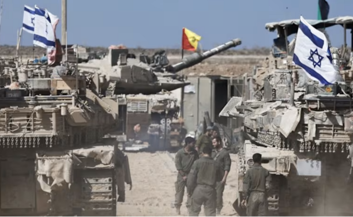 Binh lính Israel đứng cạnh xe tăng gần biên giới Israel - Gaza. (Ảnh: Reuters)
