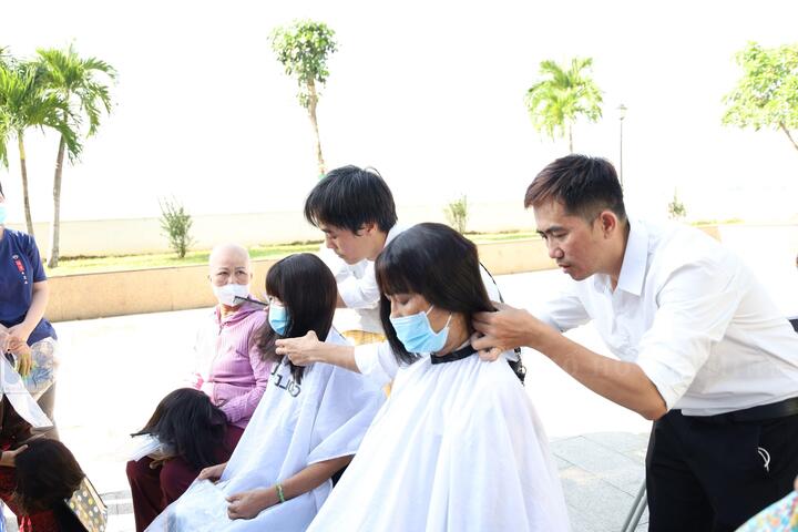 Nữ bệnh nhân ung thư được nhà tài trợ trao tặng tóc giả.
