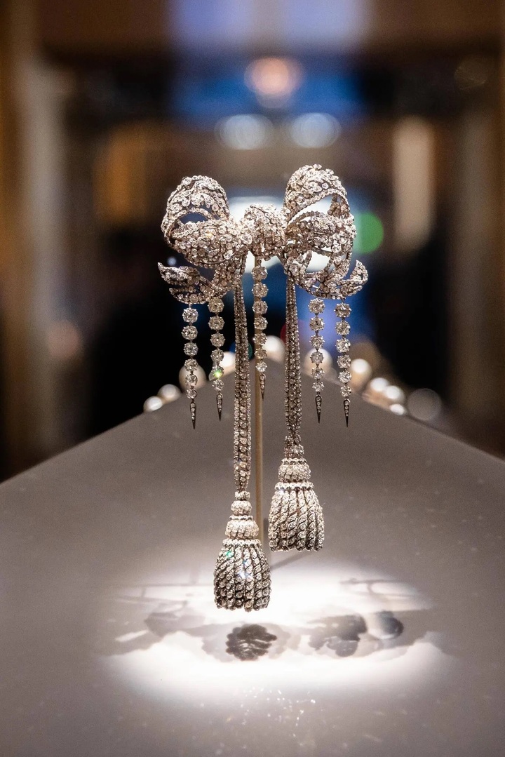 Nơ trang trí kim cương của Hoàng hậu Eugénie (Ảnh: Imago, via Zuma Press)