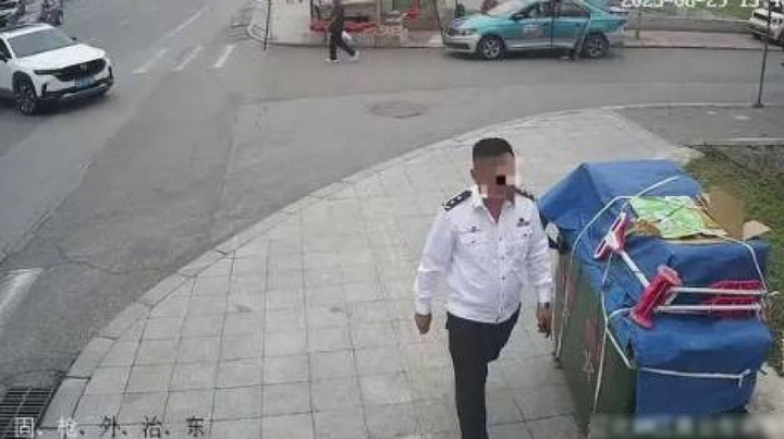 Một người đàn ông họ Trương mặc đồng phục cảnh sát giả xông vào đồn cảnh sát chỉ đạo công việc. (Ảnh: Cảnh sát cung cấp)