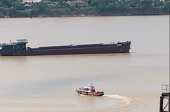 Cảnh sát Phòng cháy chữa cháy và Cứu nạn cứu hộ trên sông tìm kiếm người đi xe máy nghi mất tích sau vụ tai nạn.