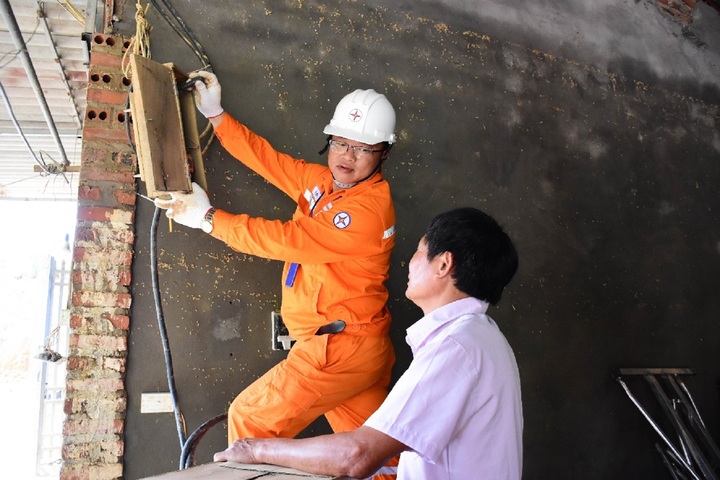 200 khách hàng cuối cùng ở Hà Nội được cấp điện trở lại sau ngập úng