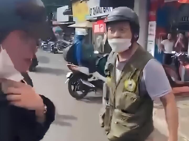 Người đàn ông vừa đánh người vừa hỏi: "Mày biết tao là ai không?"