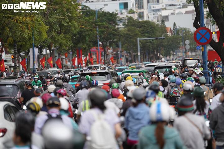 Đang cháy lớn chung cư RiverGate TP.HCM, cư dân hoảng loạn tháo chạy - Ảnh 3.