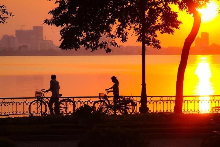 Trục đường Thanh Niên, đường Nguyễn Đình Thi ven Hồ Tây, luôn có rất đông giới trẻ tập trung để chiêm ngưỡng cảnh hoàng hôn tuyệt đẹp. (Nguồn: Vietnam Traveler)