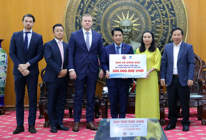 Đại diện các tập đoàn trao tặng 300 triệu đồng ủng hộ đồng bào bị ảnh hưởng bão số 10 thông qua Ủy ban MTTQ Việt Nam tỉnh Tây Ninh.