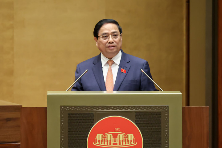 Thủ tướng Phạm Minh Chính báo cáo tình hình kinh tế xã hội tại phiên khai mạc kỳ họp 10, Quốc hội khoá XV sáng 20/10. (Ảnh: Báo Chính phủ).