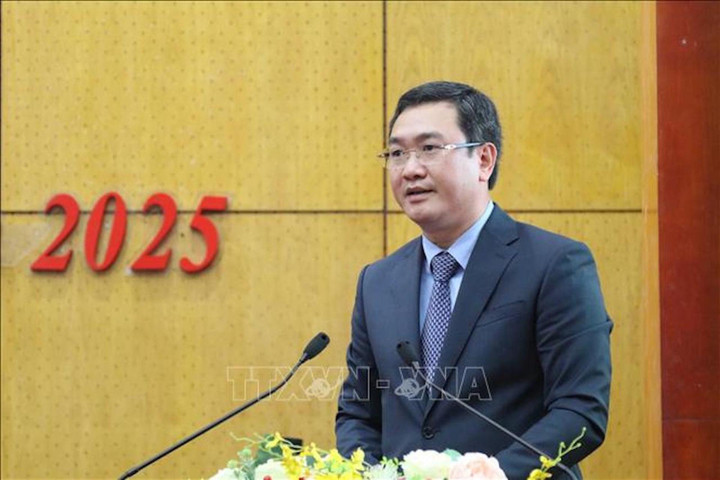 Ông Nguyễn Cảnh Toàn, Chủ tịch UBND tỉnh Lạng Sơn khóa XVII, nhiệm kỳ 2021-2026 phát biểu tại kỳ họp. (Ảnh: Quang Duy/TTXVN)