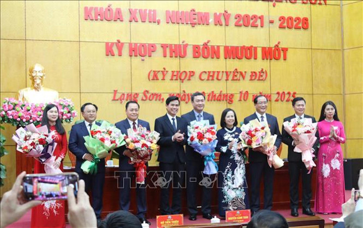 Lãnh đạo Tỉnh ủy Lạng Sơn chúc mừng các cán bộ được bầu các chức danh Chủ tịch UBND tỉnh, Phó Chủ tịch UBND tỉnh, Phó Chủ tịch HĐND tỉnh. (Ảnh: Quang Duy/TTXVN)