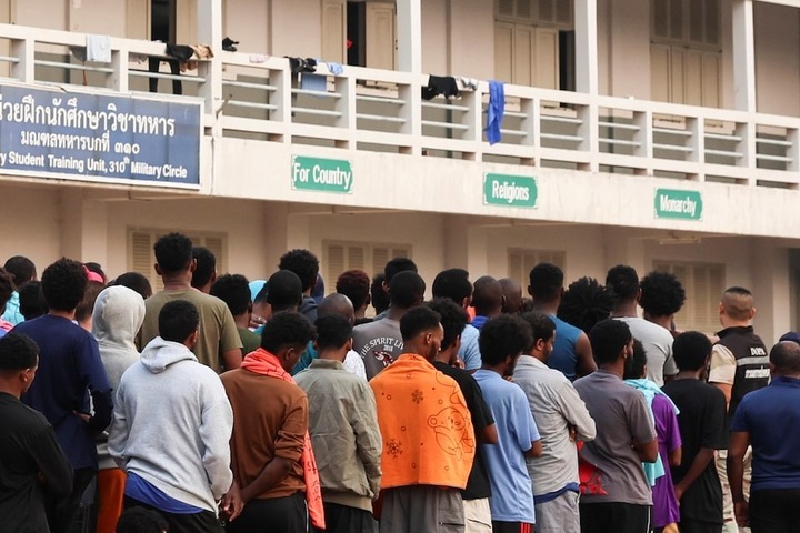 Các nạn nhân tại các trung tâm lừa đảo Myanmar được đưa đến Thái Lan vào ngày 12/2 trong chiến dịch truy quét loại tội phạm này. (Ảnh: Reuters)