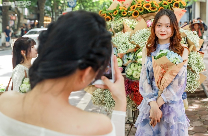 Mỗi năm vào dịp mùa thu, phố Phan Đình Phùng lại tấp nập giới trẻ đến chụp hình, lưu lại những khoảnh khắc đẹp trong cuộc sống. (Ảnh: Trí Anh)