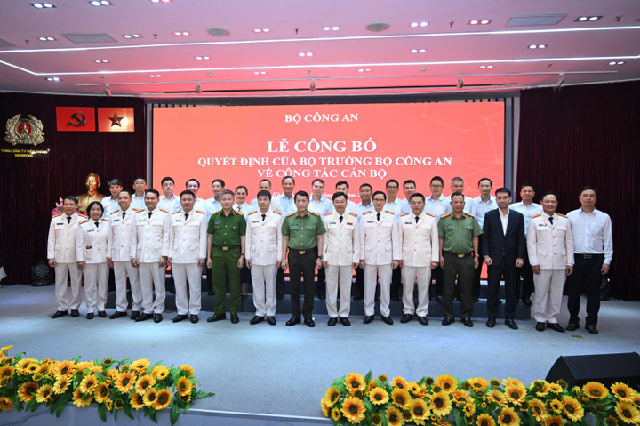 Các đại biểu chụp ảnh lưu niệm.