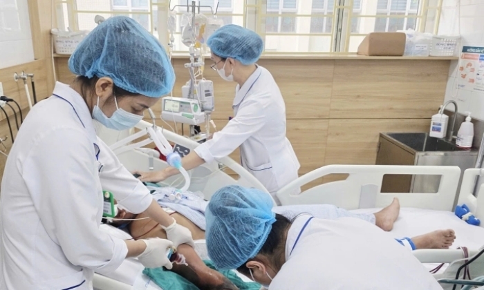 Nhân viên y tế chăm sóc bệnh nhân bị rắn cắn.