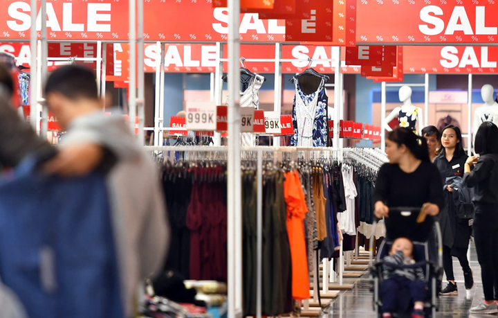 Người tiêu dùng đối mặt với nỗi lo giá cả thường trực vào dịp cuối năm. (Ảnh: Việt Hưng)