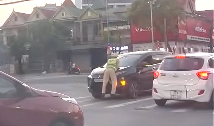 CSGT phải bám vào nắp capo