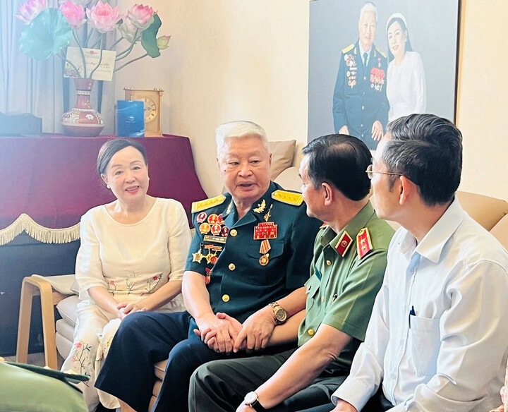 Đại tá Vũ Ngọc Đỉnh được Đoàn công tác TP.HCM tới thăm và tặng quà đầu năm 2025. (Ảnh: Công an TP.HCM)